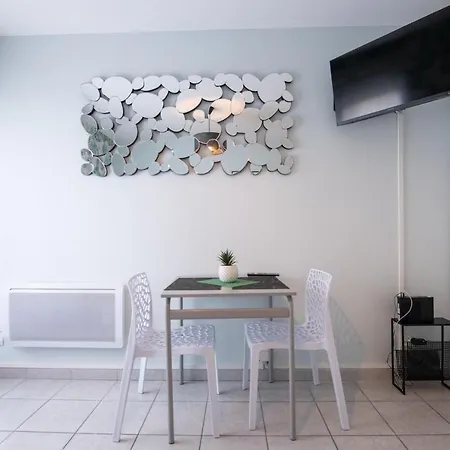The Anatole - Cosy & Calm Apartment